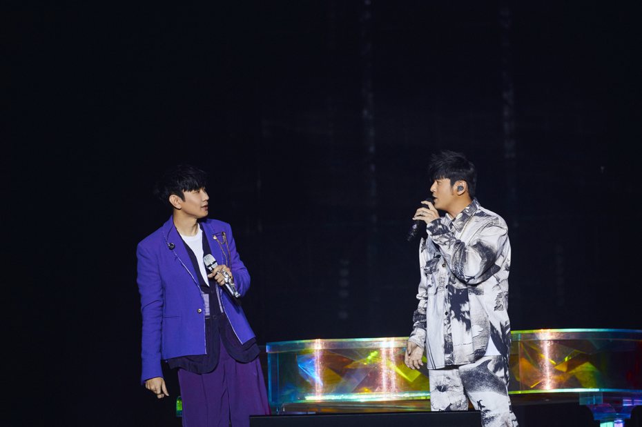 林俊傑(左)跟周杰倫對唱「可惜沒如果」、「說好不哭」。圖／JFJ Productions提供