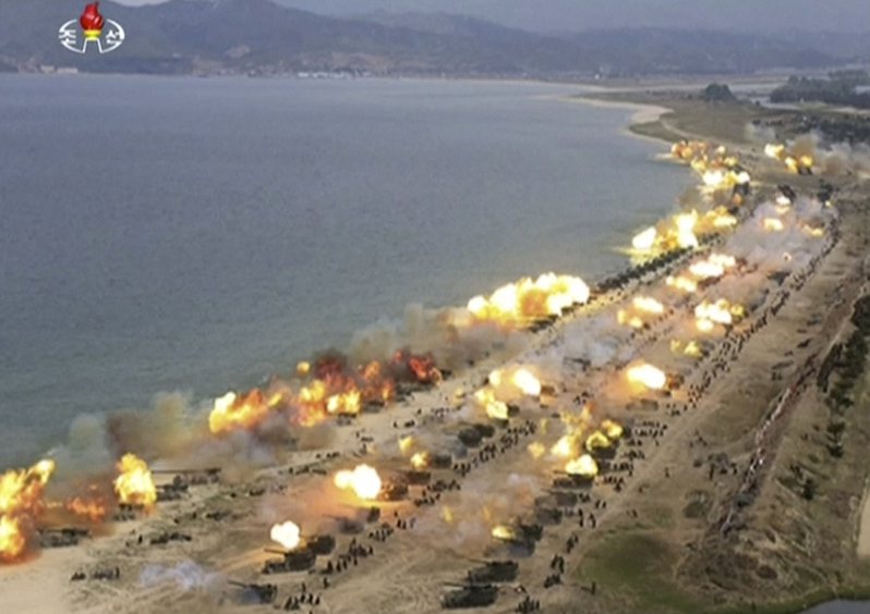 北韓2017年4月慶祝建軍節進行「砲火展示」資料照。美聯社