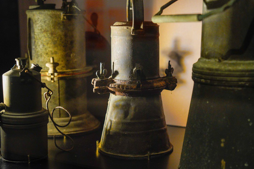 早期電燈尚未普及年代主要以油燈、蠟燭、電石燈等作為夜間照明工具，其中現場展示的電...