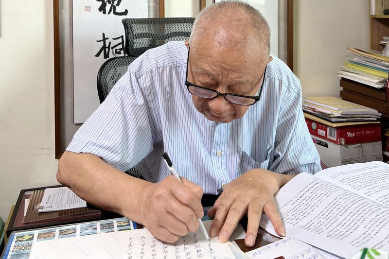 葉萬安96歲仍勤於寫作，不靠電腦查資料。圖／沈珮君攝影