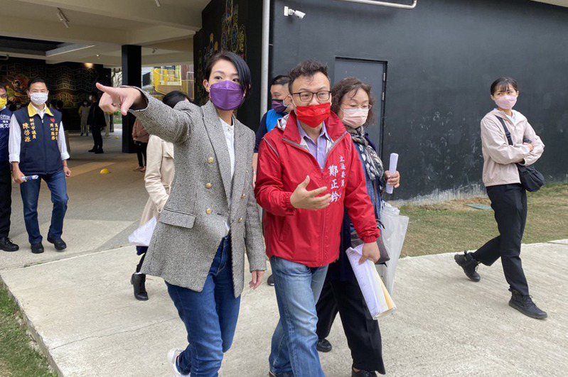 新竹市長當選人高虹安（前左起）與立委鄭正鈐昨考察關埔國小。記者王駿杰／攝影