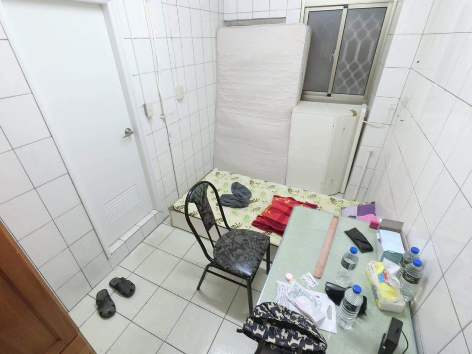 台中市區一間套房租金4,500含水電，然而內部空間過於狹小，且疑似為浴室或儲物間改造而成，遭眾人唾棄「連狗都不住」。
圖擷自PTT