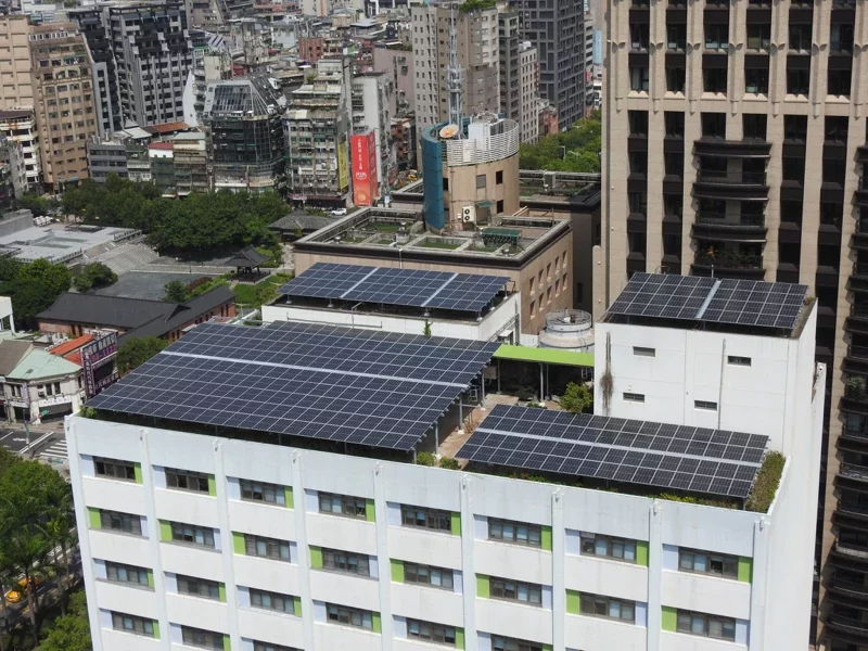 環保署樓頂裝置太陽能板，一年可以發14.8萬度電，相當於環保署一年用電量14%。...
