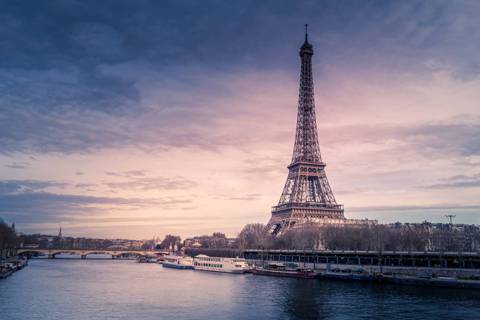 能源強權法國不得不正視缺電危機，啟動提早熄滅巴黎鐵塔等節電措施。 圖／freep...