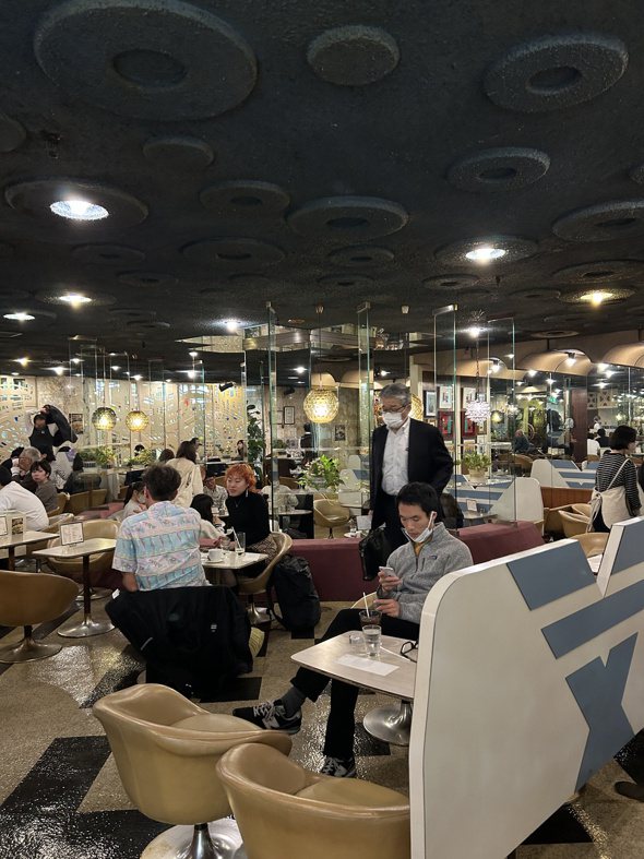 這間充滿70年代感的喫茶店在大阪，是逛完國立國際美術館胡亂散步遇到的。 圖／翁浩...