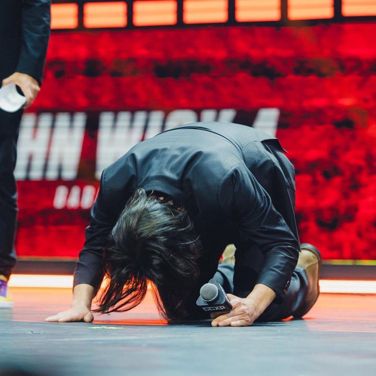 基努李維跪下向台下影迷磕頭。 圖／摘自推特