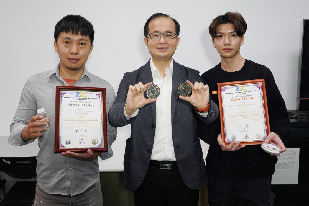 大葉大學電機系主任黃俊杰(中)帶領學生挑戰發明競賽，榮獲一金一銀。