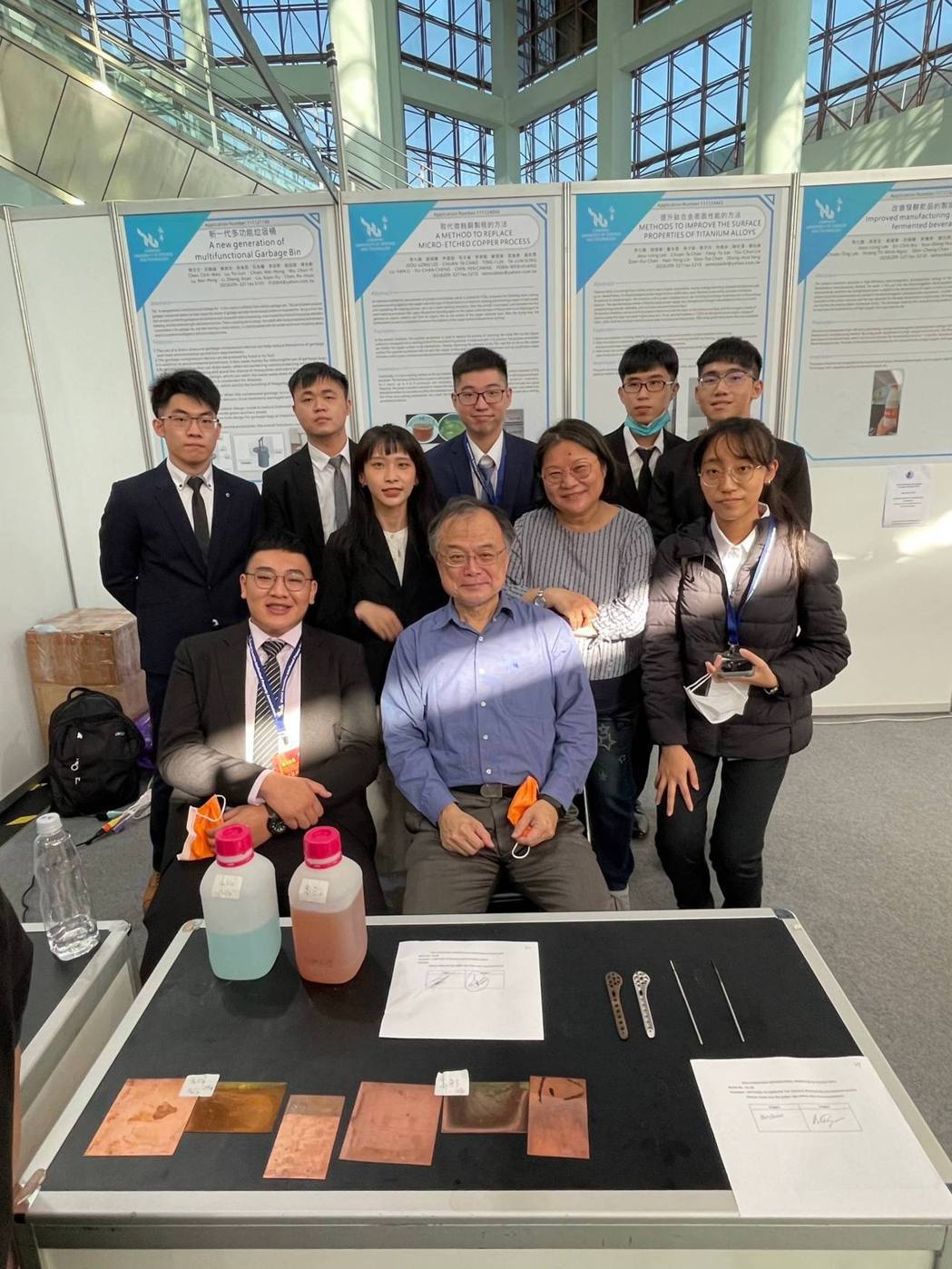 李九龍、趙娟黛師生作品「提升鈦合金表面性能的方法」獲金牌及WIIPA協會特別獎。