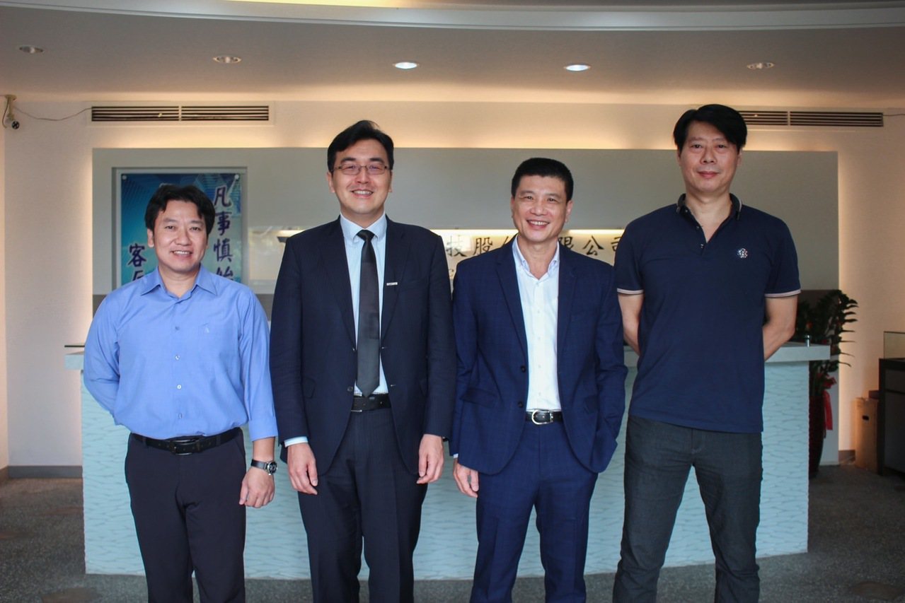 澤米科技特助楊添福(左起)、NTT DATA總經理謝禎國、澤米科技董事長何昆年、製造部協理許文耀。 吳佳汾/攝影 