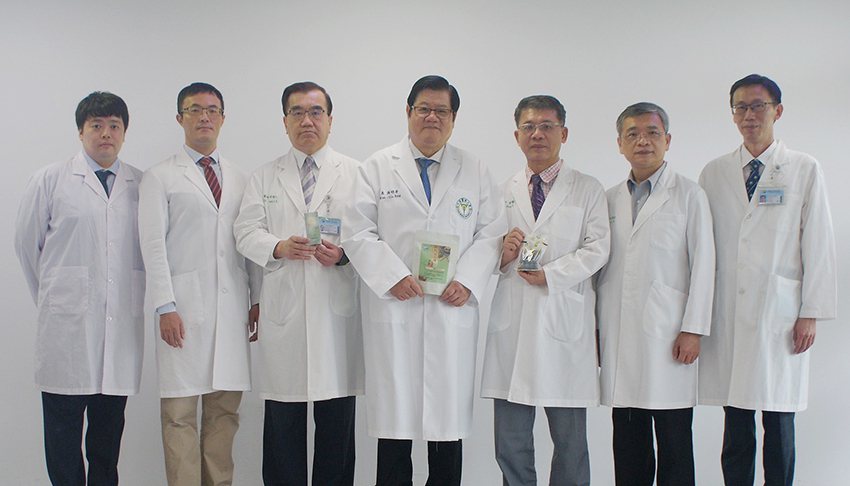 中國醫藥大學研究團隊，助理教授王韋然(左起)、學士後中醫學系助理教授歐世宸、附設...