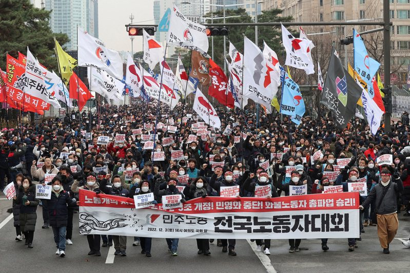 南韓政府數據顯示，貨運司機發動全國性罷工，導致全國各地近100座加油站油品告急。路透社