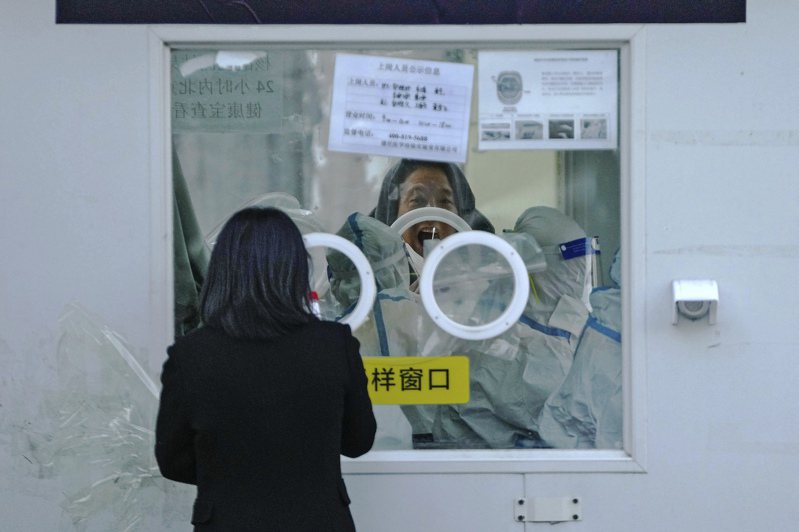 一名男子在北京的冠狀病毒檢測點進行常規咽拭子檢查。美聯社