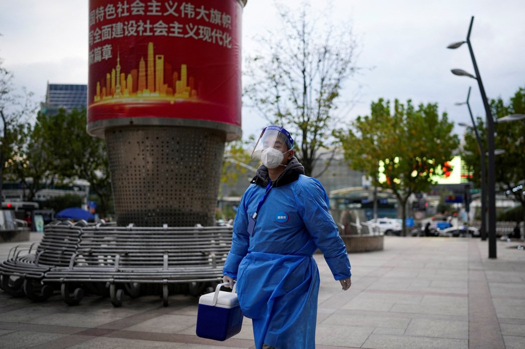 路透引述消息人士稱「中國最快將於7日宣布進一步鬆綁防疫規定」，新冠疫情爆發3年以...