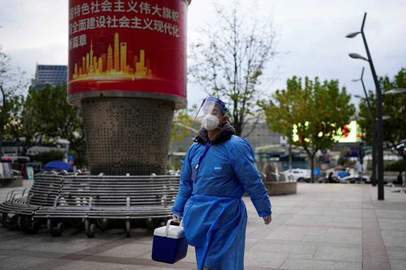 路透引述消息人士稱「中國最快將於7日宣布進一步鬆綁防疫規定」，新冠疫情爆發3年以來中國一直採取零容忍措施，從關閉邊境到頻繁封鎖城市、與世界其他地區形成鮮明對比。路透
