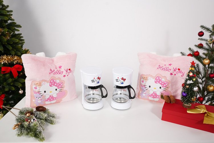7-ELEVEN攜手Hello Kitty推限量聖誕禮物福袋，福袋內容包括全新開...