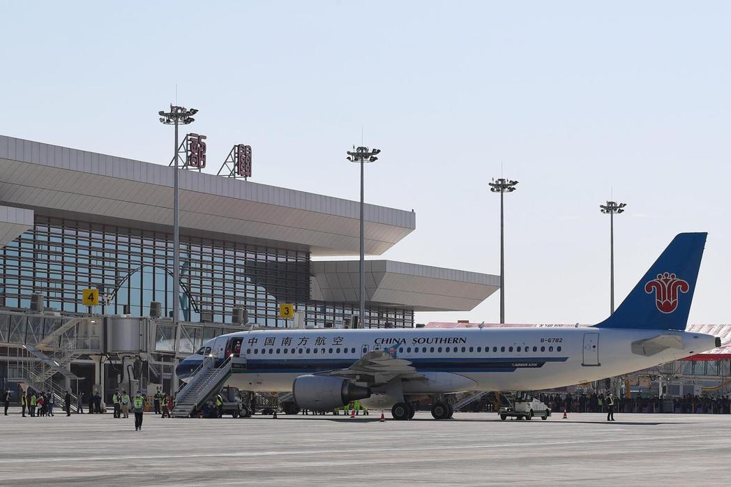大陸放寬防疫後，國內線機票預訂量翻倍增加。圖為中國南方航空的班機。（中新社）