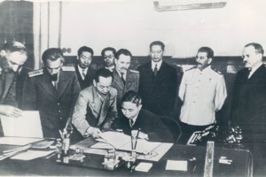 第二次世界大戰時，英美在雅爾達密約中出賣中國，國府被迫到莫斯科談判簽訂《中蘇友好同盟條約》讓外蒙古獨立。美聯社