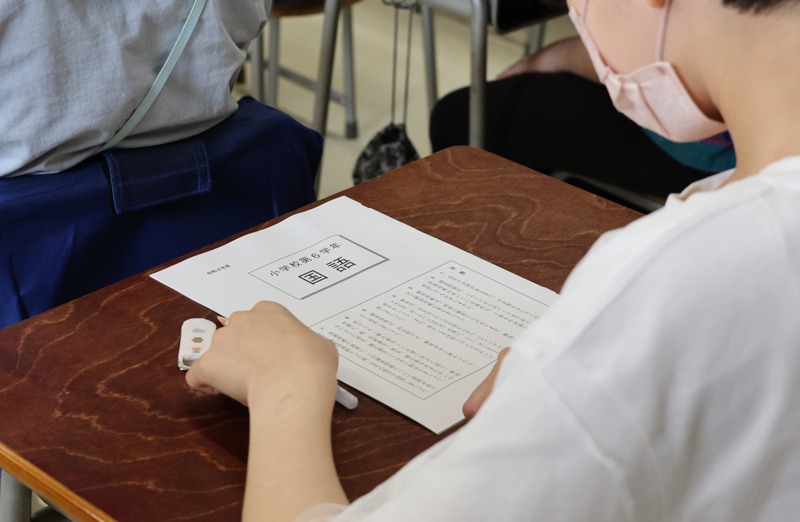 幾年前東京一所公立中學校長致力教育改革，廢除功課、大考，在教育圈、家長間形成話題。圖為日本中學全國學力測驗。路透
