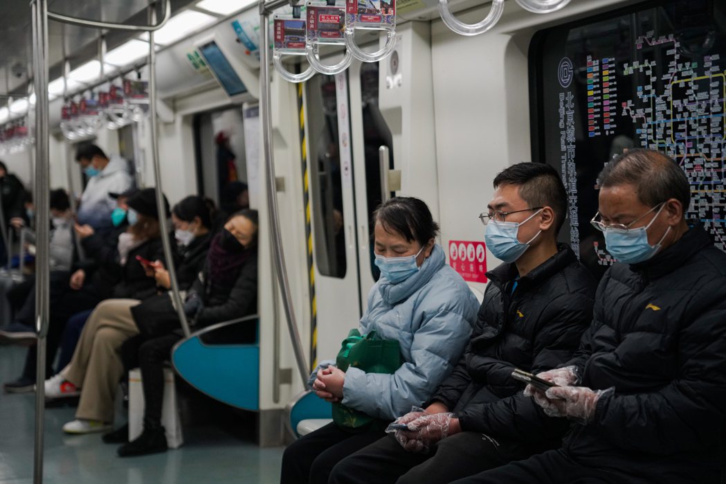 北京和鄭州等地民眾搭乘大眾交通工具時不再需要出示陰性證明。歐新社