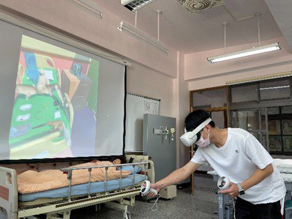 國立金門大學護理學系與資訊工程學系成功開發和發表VR護理照護技能系統，讓學生練習的場域，由教室內延伸到教室外。圖／金大提供