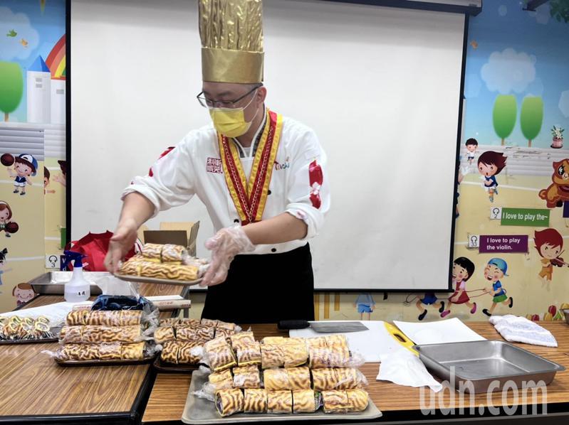 彰化縣的全國麗園行政主廚楊俊民示範虎皮蛋糕捲的作法。記者簡慧珍／攝影