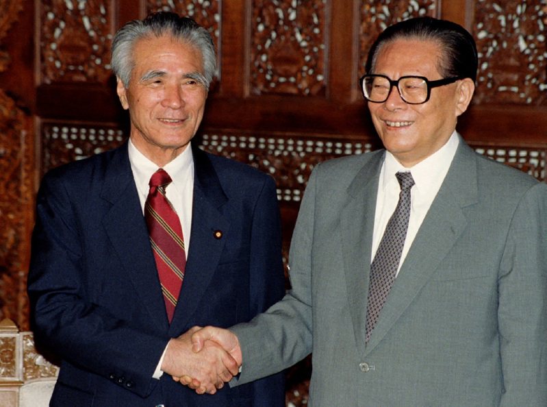 江澤民（右）1994年在雅加達與日本首相村山富市會晤。路透