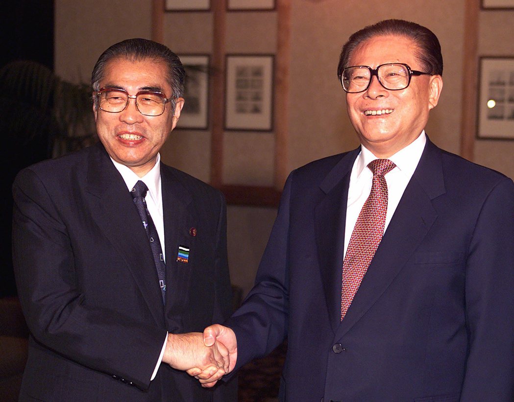 江澤民（右）1999年9月與日本首相小淵惠三在紐西蘭會晤。（美聯社）
