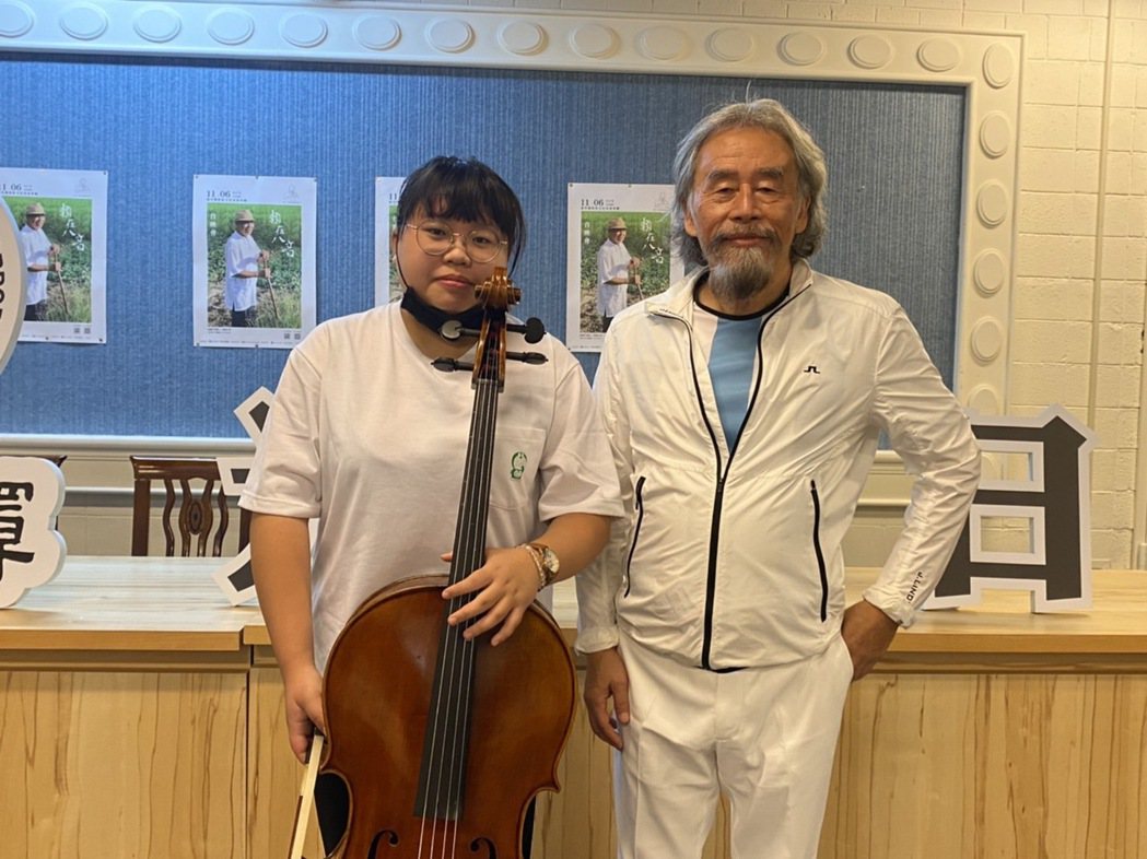 台灣光罩慈善基金會董事長吳國精贈予同學一把大提琴。記者李孟珊／攝影。