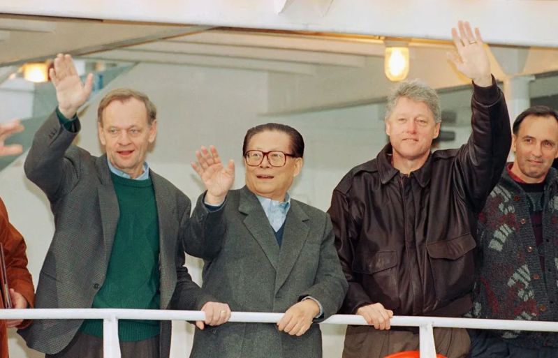 美國駐北京使館6日晚間發文回憶江澤民與美國高層的交往。圖為1993年11月20日，江澤民（中）與領導人向人群揮手。（圖／取自美國駐北京使館微信公眾號）