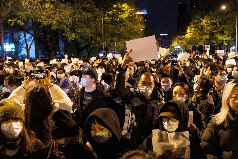 不滿新冠封控，中國大陸爆發示威浪潮，當局雙管齊下，一面拘留部分抗議者、警告潛在抗議者，另一方面讓地方鬆綁防疫規定。路透