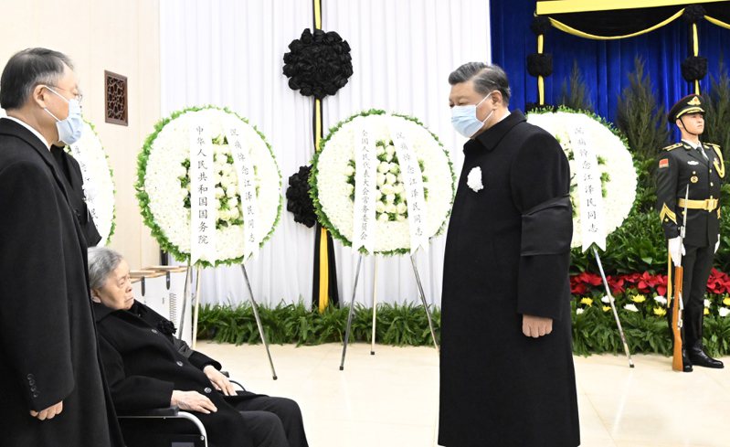 中共前總書記江澤民追悼會6日在北京人民大會堂舉行，中共總書記習近平（右）對江的遺孀王冶坪（坐輪椅者）表達哀悼。歐新社