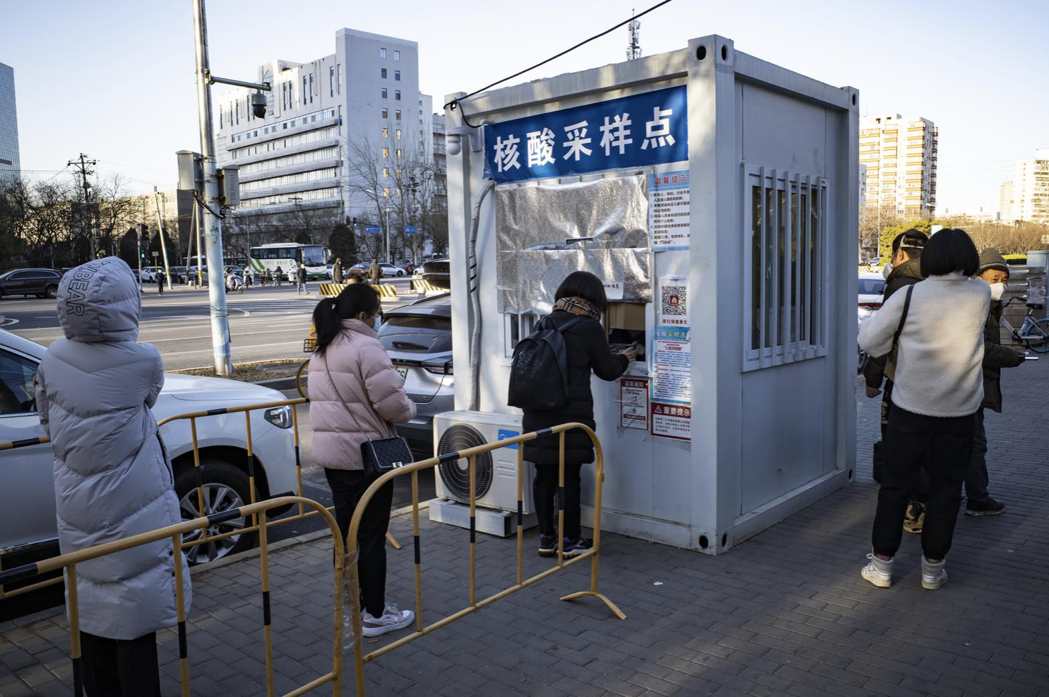 北京市民在北京市朝陽區望京街道的一個社會常態化核酸檢測點準備接受採樣。（中新社）