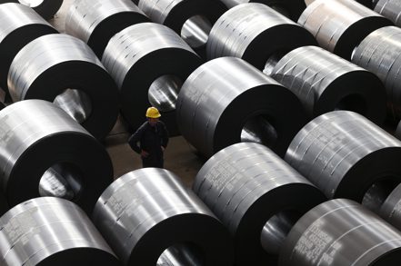 美國和歐盟考慮對中國大陸鋼、鋁課徵新關稅，以推動減少碳排和因應全球產能過剩。（路透）