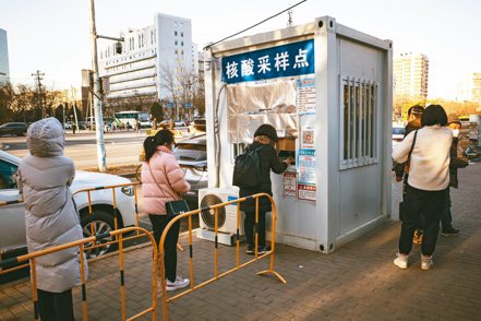 圖為北京市朝陽區望京街道的一個社會常態化核酸檢測點。中新社