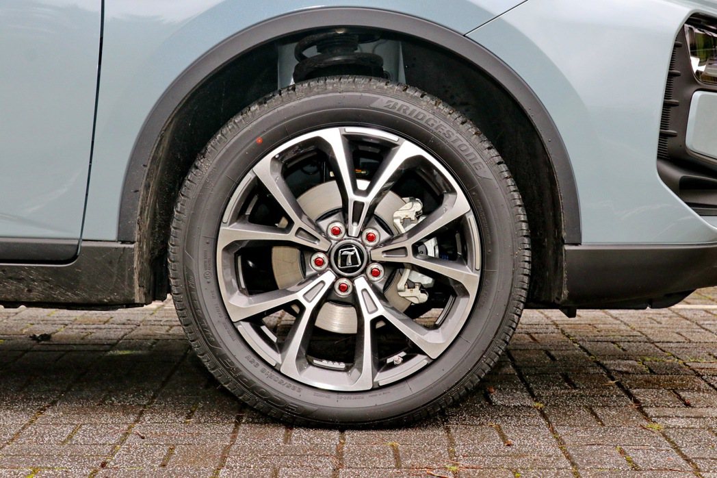 全新18吋的雙色切削式鋁圈，輪胎規格搭配225/50 R18。 記者陳威任／攝影