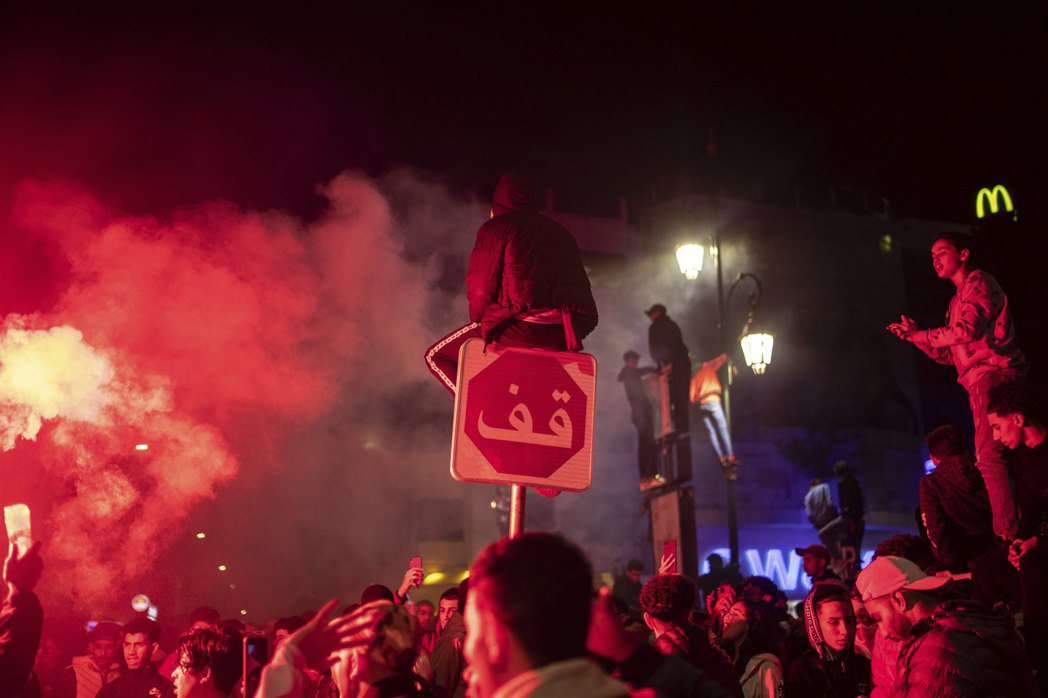 杜哈的街道因摩洛哥贏球，成為了一片紅色的海洋，除了摩洛哥的紅色國旗、球衣隨處可見...