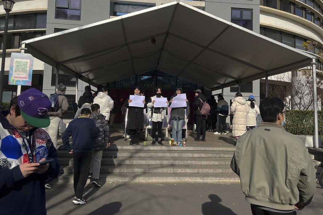 北京清華大學內，高舉白紙的抗爭學生。 圖／美聯社