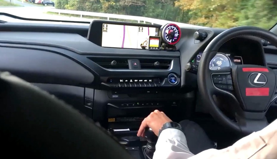 Lexus在UX300e上裝載模擬手排變速箱做測試。 圖／Lexus