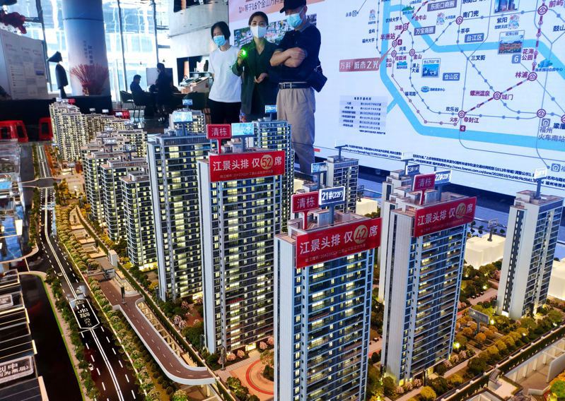 房地產仍是中國大陸經濟增長驅動力。圖為大陸民眾在福州一處售樓部瞭解建案資訊。（中新社）