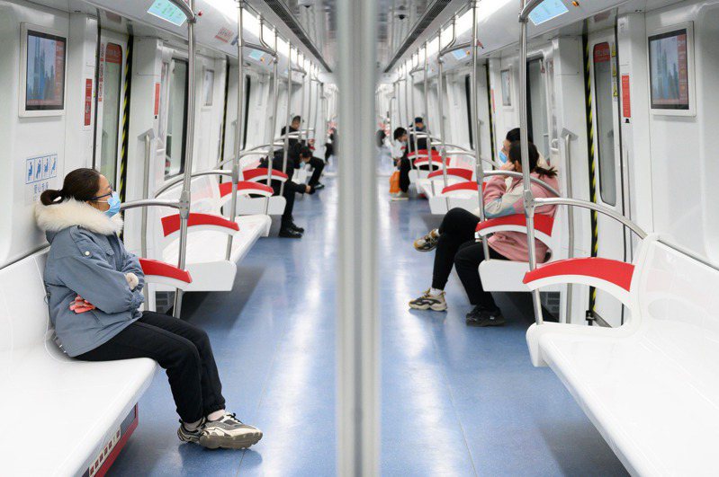 山西省太原市，市民在地鐵站內乘車出行。 中新社