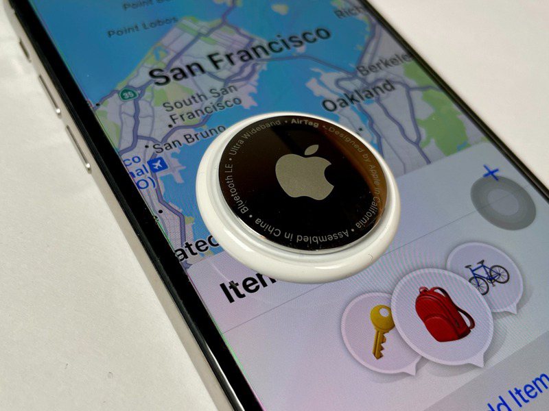蘋果公司2021年推出了AirTag，標榜可用於追蹤鑰匙和皮夾等個人物品的裝置，讓用戶能在遺失時找回來，但美國2名女子近日卻因AirTag追蹤裝置在跟蹤者手中的危險性而提出告訴。示意圖／中央社