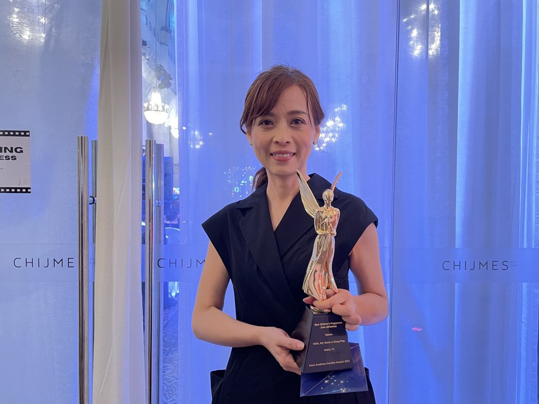亞洲影藝創意大獎頒獎典禮7日在新加坡登場，客家電視台「音樂關鍵字」奪下最佳兒童節目獎，由節目製作人羅亦娌代表領獎。中央社