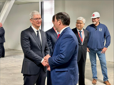 蘋果執行長庫克（左）出席台積電亞利桑那廠的首部機台進場典禮。圖／取自亞利桑那州州長DougDucey推特網頁。