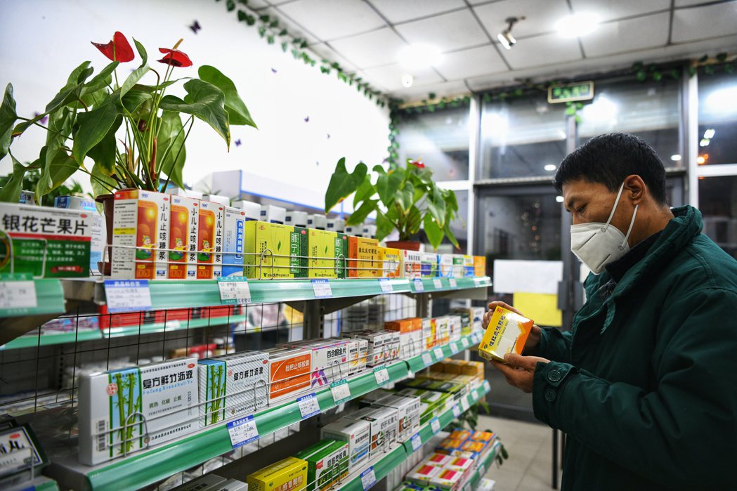 大陸專家建議新冠輕症在家自癒。圖為天津市民購買「四類藥品」（感冒用藥）備用。（中...