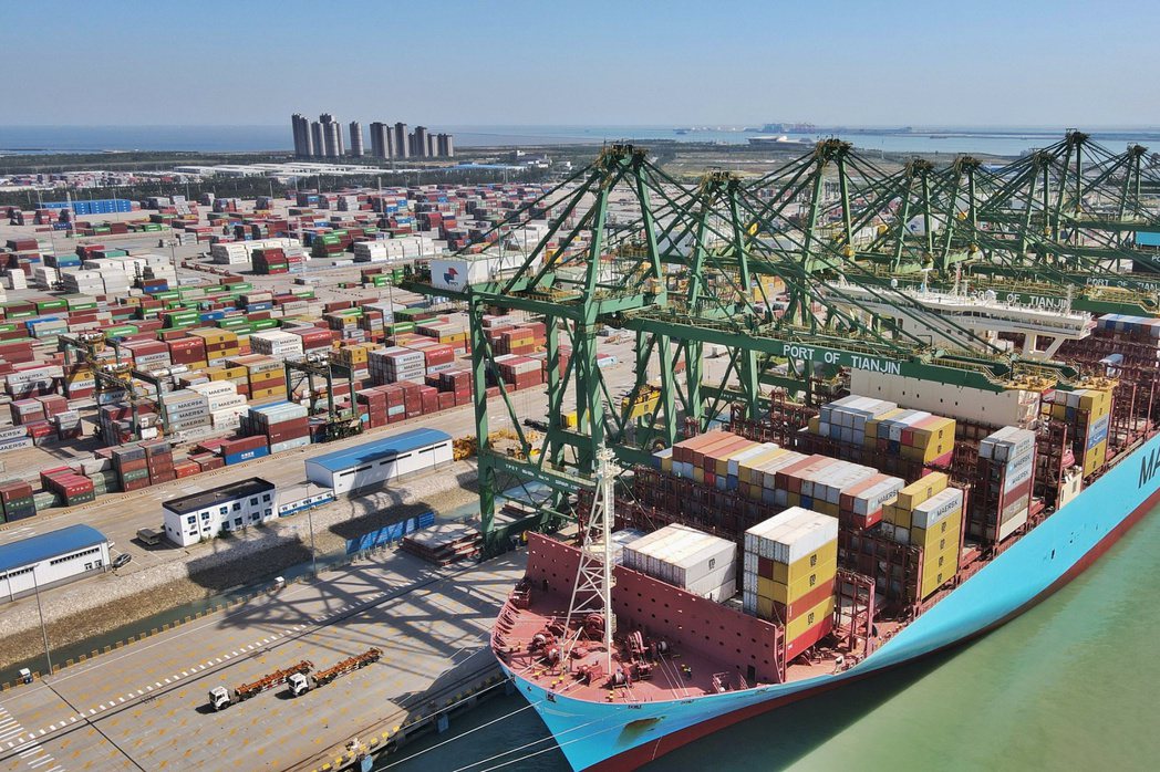 大陸前11個月進出口貿易繼續增加。圖為天津港碼頭作業情景。（中新社）