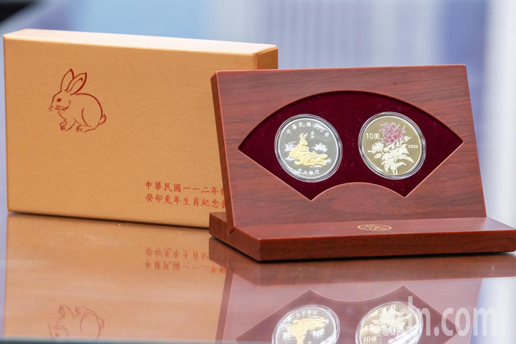 這套「癸卯兔年生肖紀念套幣」採銀幣（面額新台幣100圓）及銅合金幣（面額新台幣1...