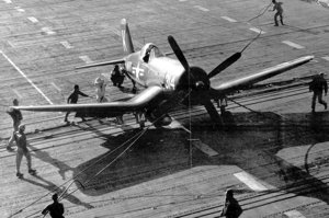 降落在雷伊泰號甲板上的海盜式，從機號可知屬於VF-33中隊。當時航艦飛行甲板表面採用木條拼成，這個特徵在電影中未能如實呈現。圖／美國海軍檔案照