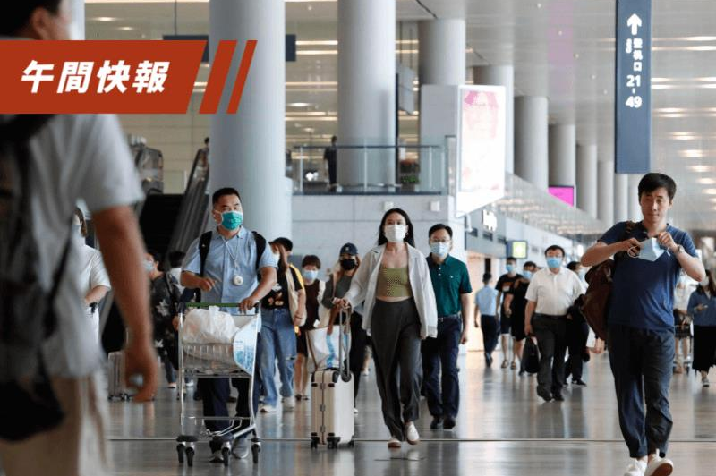 中國大陸上海、北京等幾個航點因動態清零、防疫管理影響，近期從中國大陸返台的班機被取消一半，台商抱怨連連。圖為旅客在上海虹橋機場航廈內行走。中新社