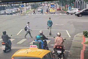 電動滑板車騎上台北市街頭　警：尚未開放、違法將開罰