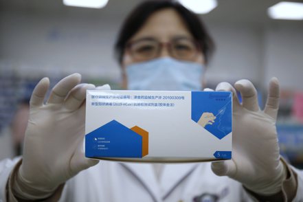 中國縮減核酸檢測  輕症與無症狀者可居家隔離，圖為民眾搶購快篩試劑。（中新社）